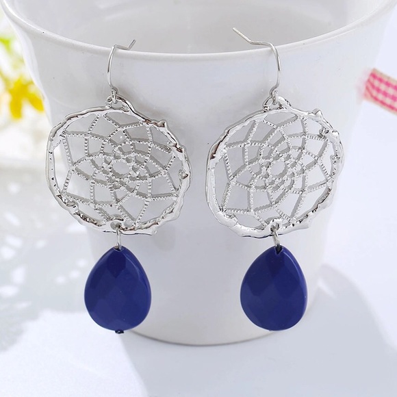 Hollow carving earring - Picture 2 of 6